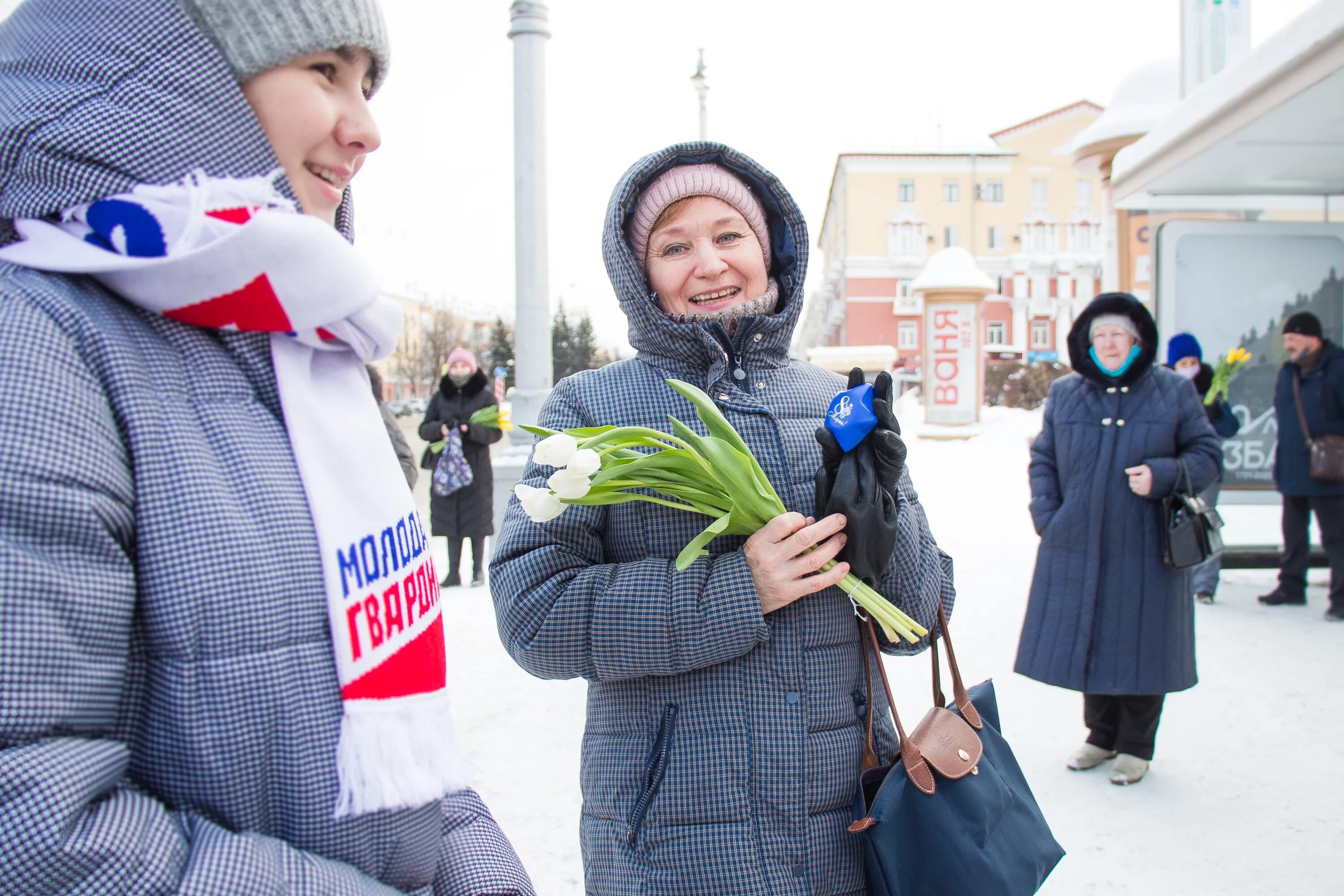 Изменения в марте 2019. Раздача цветов на улице.