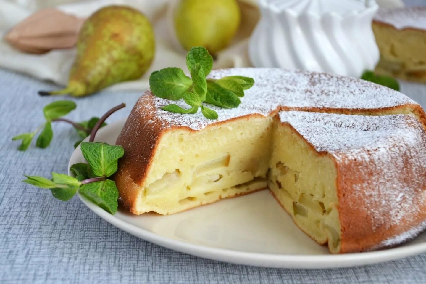 Шарлотка с грушами. Грушевый пирог на скорую руку. Лионский яблочный пирог. Шарлотка с грушами. Пышная шарлотка с грушами.