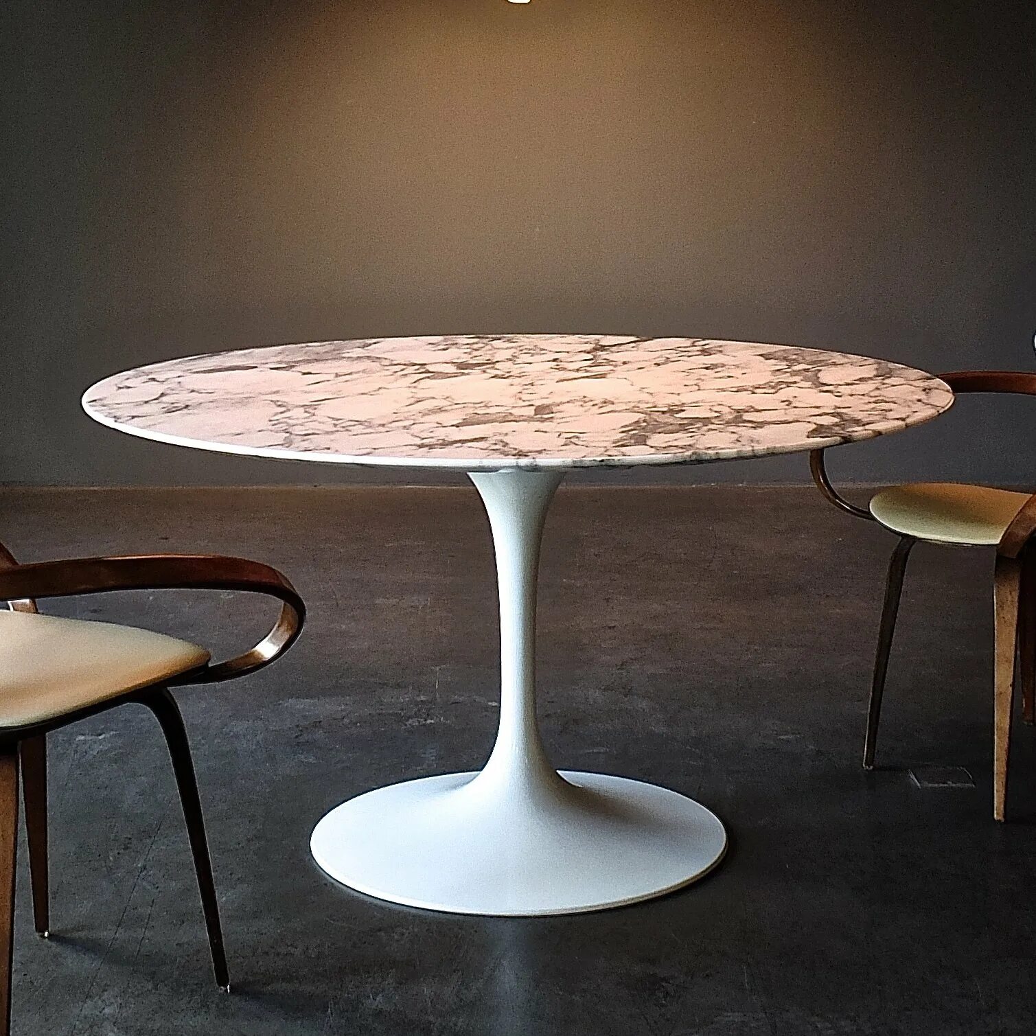 Круглый стол пример. Ээро сааринен. pedestal table. что такое раунд тейбл (round table). обеденный круглый стол стефиус 2055. столик круглый.