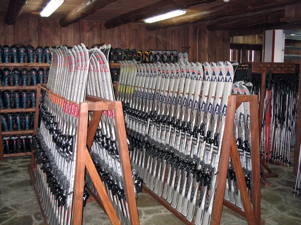 стеллаж для лыж в школу. стойка для хранения лыж. помещение хранения лвж. полки для хранения лыж. стеллаж для лыж.