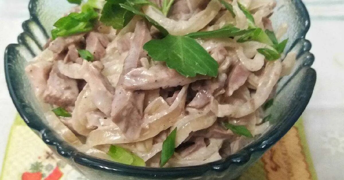 Салат из огурцов и сердца говяжьего. Салат из сердца свиного. салат с сердцем говяжьим. салат сердечный из свиного сердца. салат из свиных сердечек.