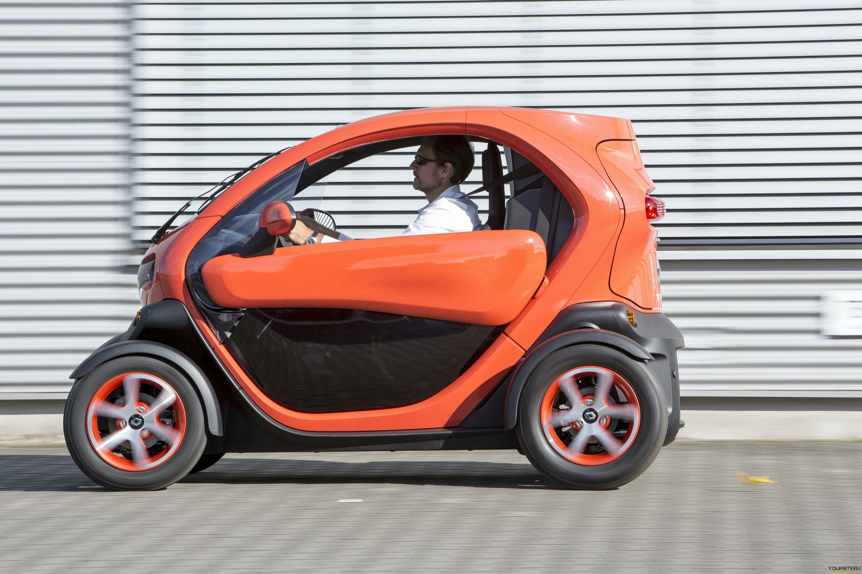 Маленькие машинки бесплатные. Электромобиль Рено Твизи. Renault Twizy z.e.. Маленький Рено Twizy. Одноместный Рено Твизи.