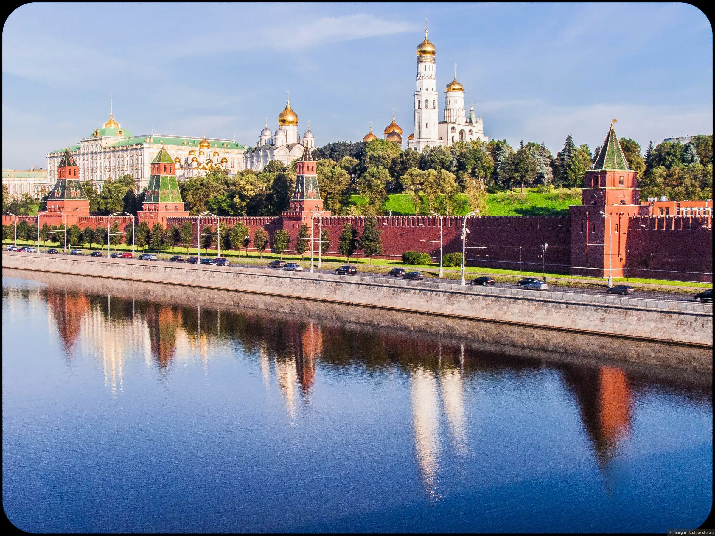 Реки у стен московского кремля какие протекают. Кремль красная площадь Москва река. 1 Кремль в Москве. Вид на Кремль с Москва реки. Набережная реки Москвы Кремлевская стена.