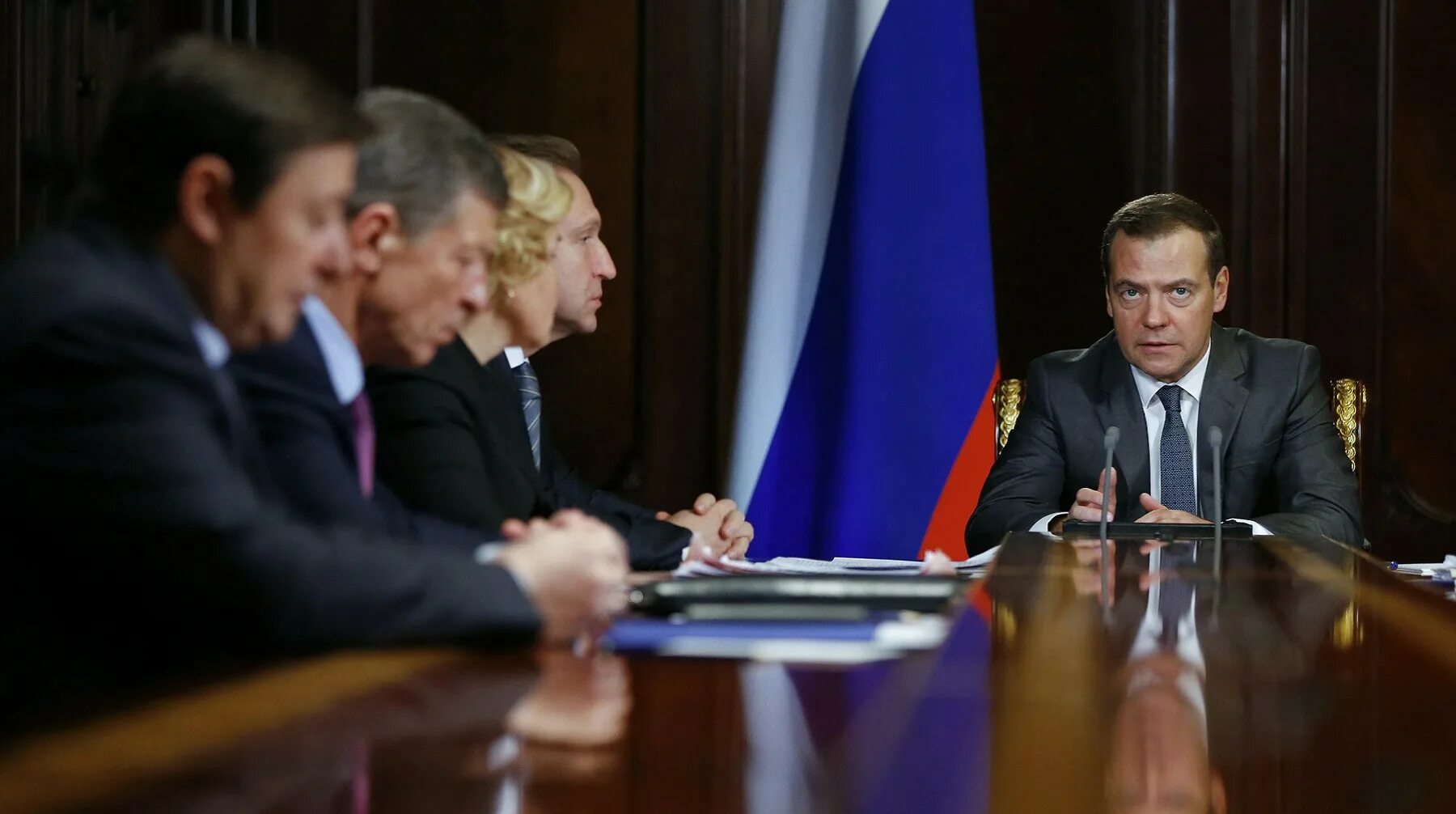 Новое правительство изменения. Медведев правительство. Отставка правительства Дмитрия Медведева. Медведев в кабинете.