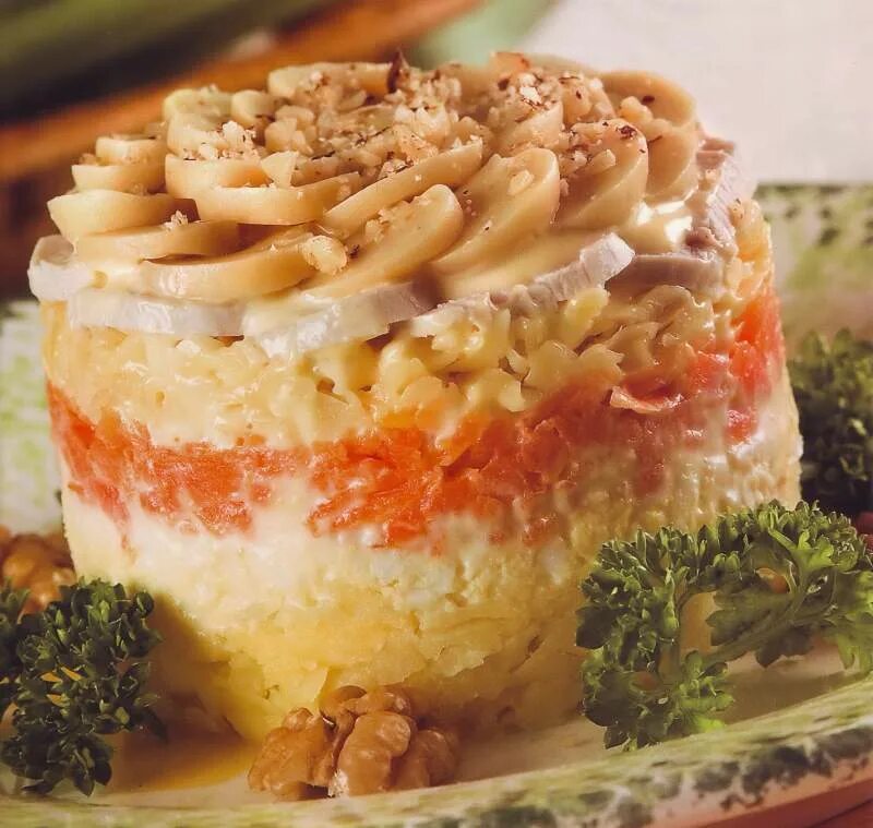Слоёный салат с курицей и грибами и сыром и яйцом. Салат с копчёной курицей. Слоёный салат с курицей и грибами. Слоеный салат с картофелем курицей. Салат кардинал.