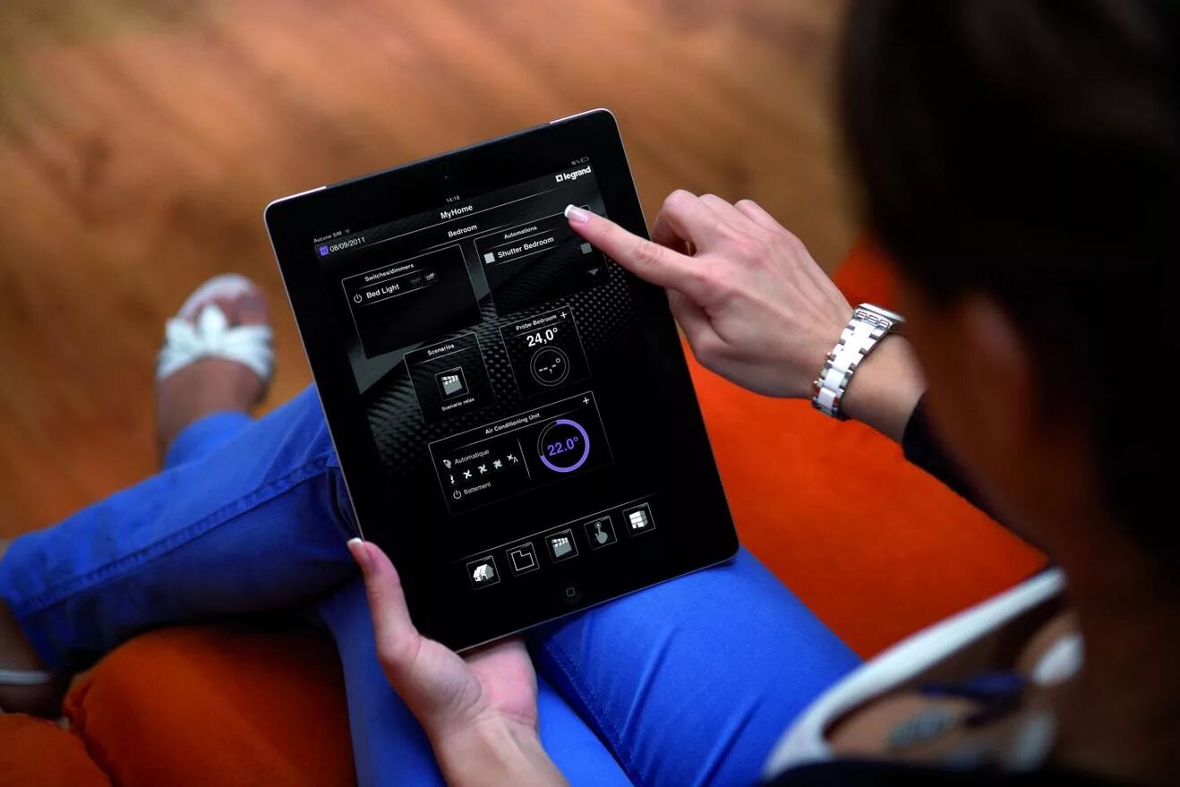 Пульт управления android tv smart tv телевизора. Как управлять мобильным телефоном. Пульт управления смартфоном. Умный дом смартфон. Телефон с телевизором.