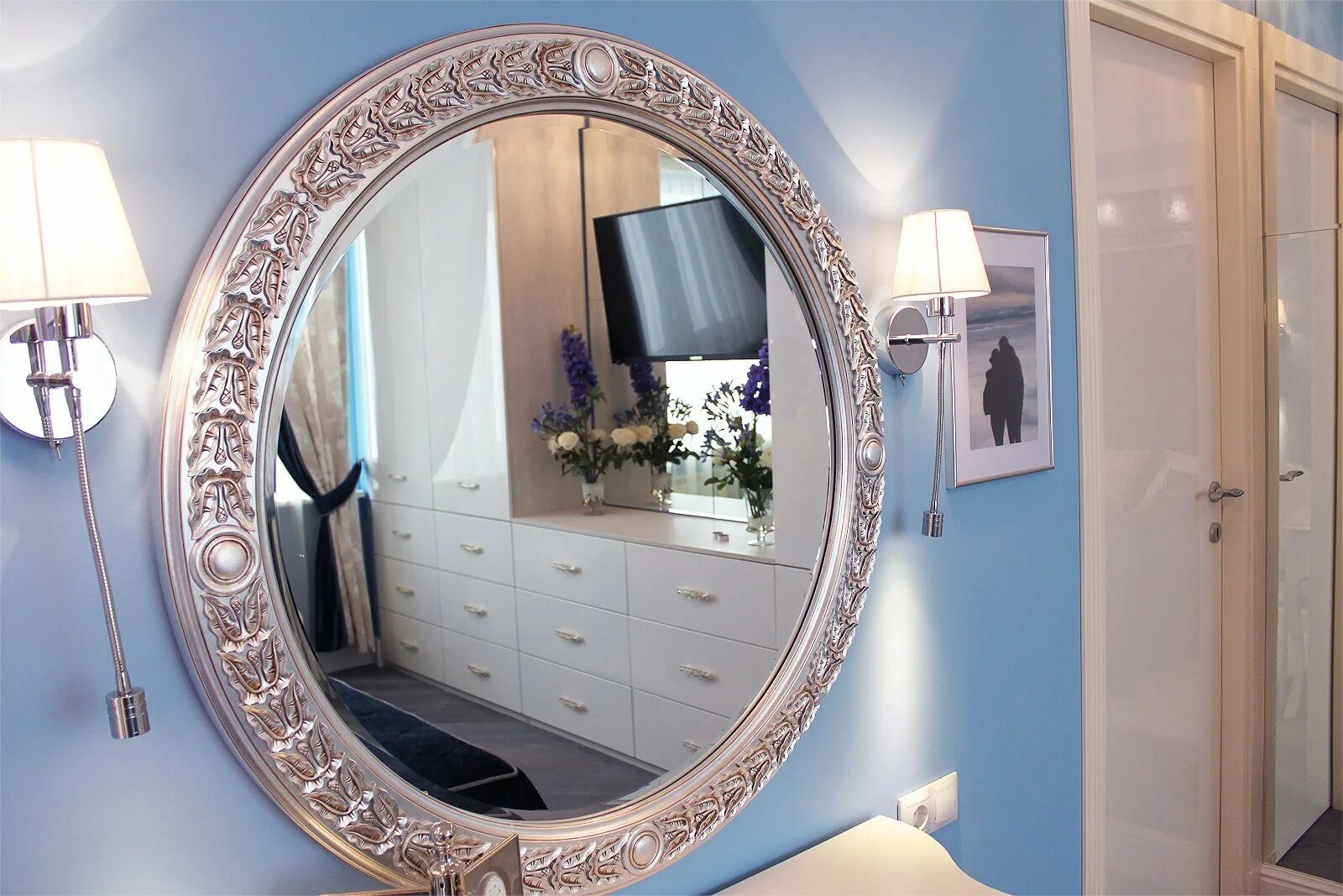 Mirror pic. Алиса в зазеркалье зеркало. Зеркало овальное. Mirror pic. Mirror pic.