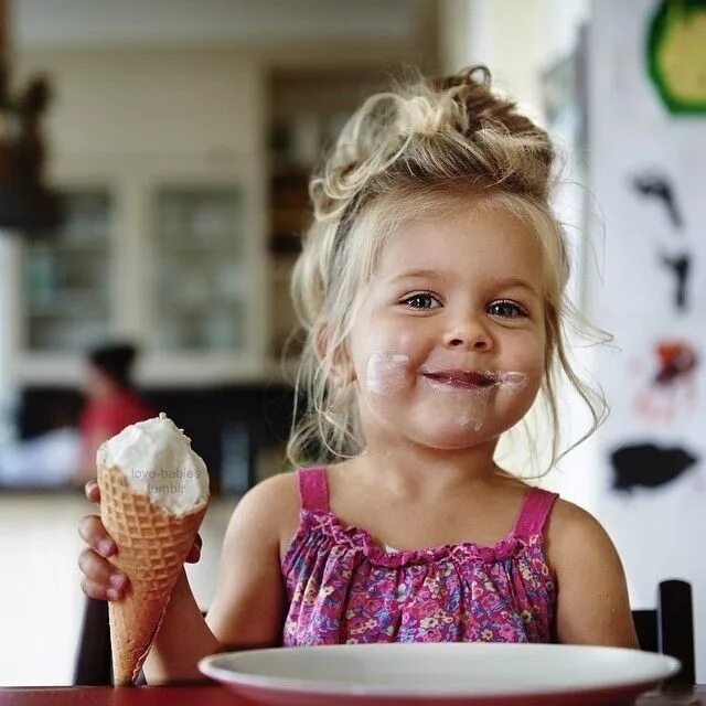 Маленький сладкоежка. Сладости для детей. Дети и сладкое. Десерты для детей. Мороженое для детей.