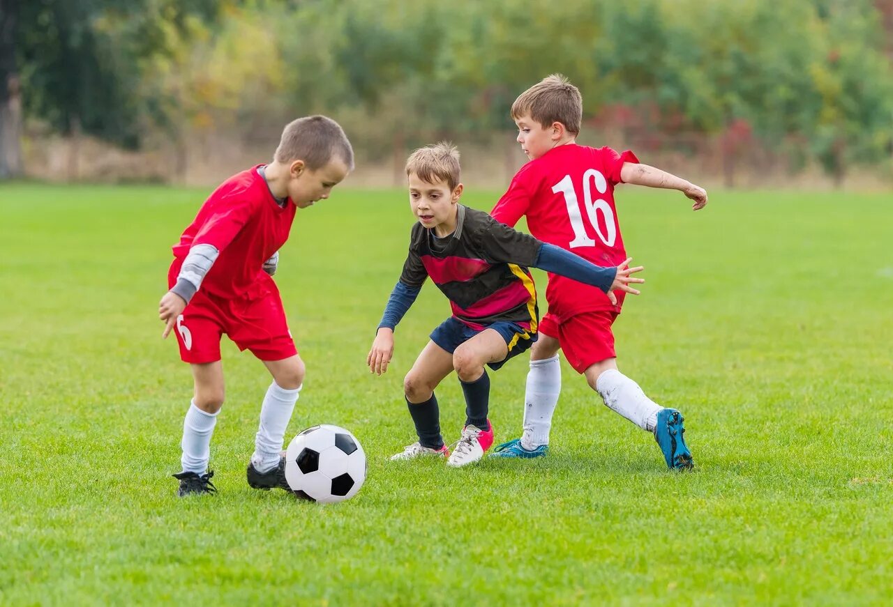 Детский футбол. Футбол дети. Дети играющие в футбол. Дети футболисты.