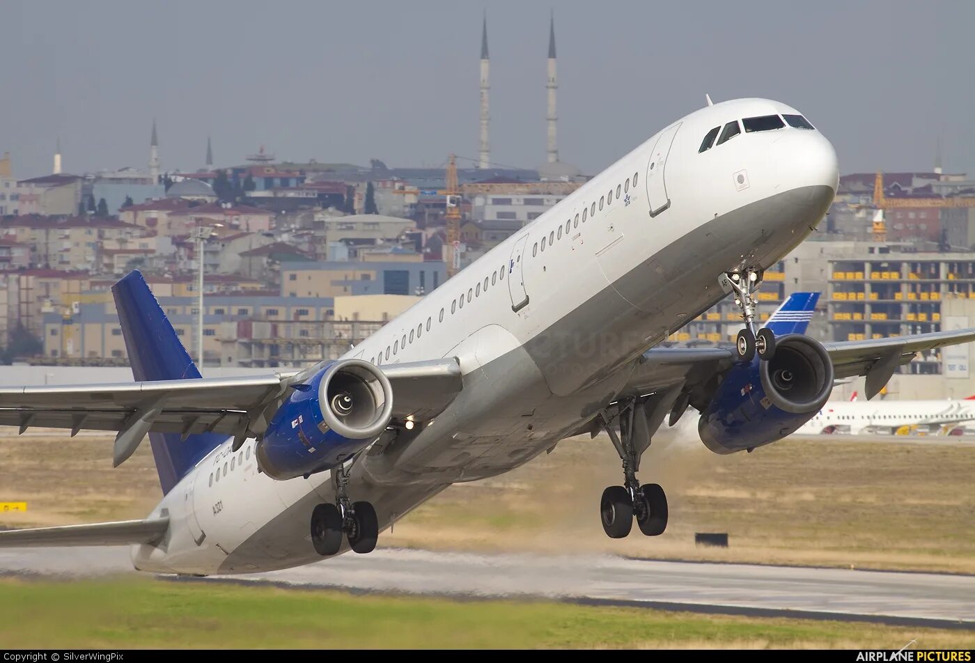 Airbus a321. Самолет Эрбас 321. Airbus a321 Ямал. TC-JSB Airbus a321.