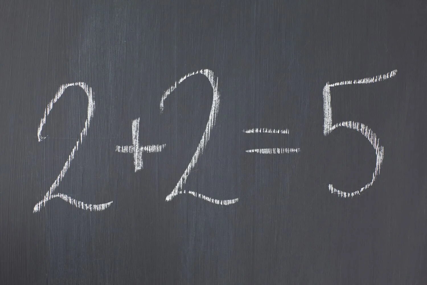 2 2 не всегда равно 4. 2+2=4 На доске. 2+2=5 На доске. Два плюс два равно пять. Дважды два равно пять.