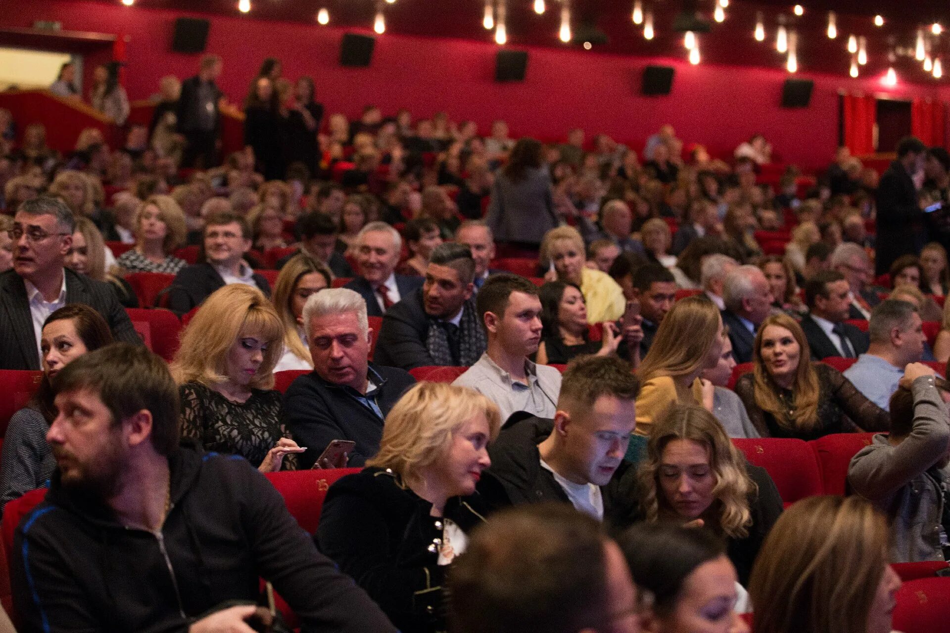 Premier films. Закари куинто парни в группе. Premier films. Premier films. Российская премьера кино.