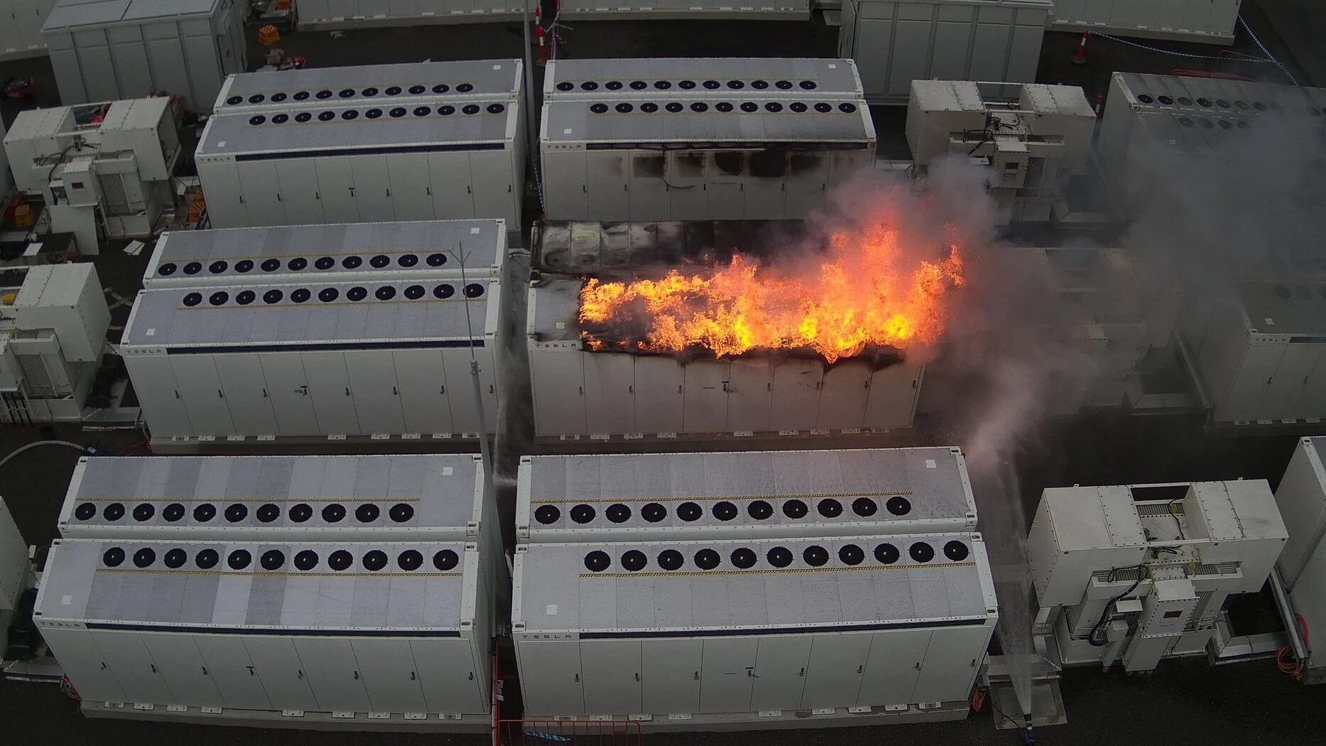 Fire battery. Тесла мегапак. Батарея Тесла. Возгорание Tesla. Аккумулятор Тесла.