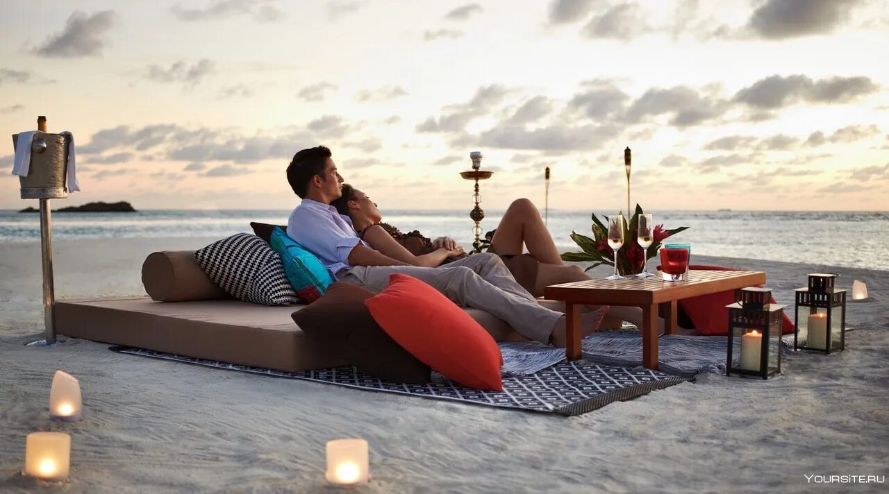 Отель муж. Романтический вечер на берегу моря. Романтика на берегу океана. Романтический ужин на берегу океана. Мальдивы романтика.