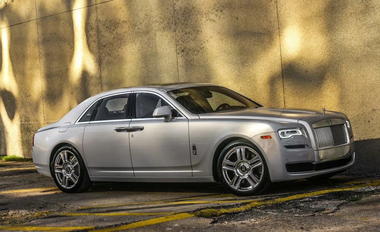 Роллс ройс 5. Rolls Royce Ghost. Rolls-Royce Ghost Series II. Роллс Ройс Фантом 2015. Роллс Ройс Ghost серебристый.