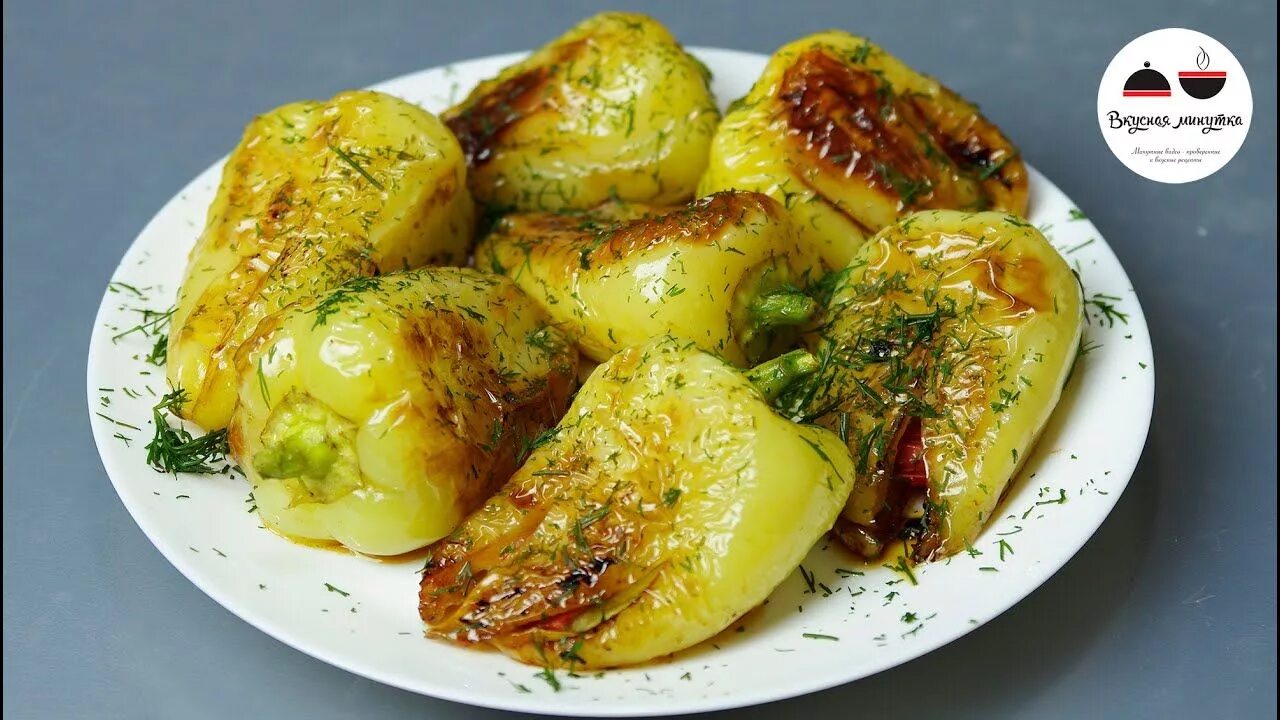 Жареный болгарский перец. Болгарский перец жарен. Болгарский перчик жареный. Жареный болгарский перец. Перец болгарский жареный с чесноком на сковороде.