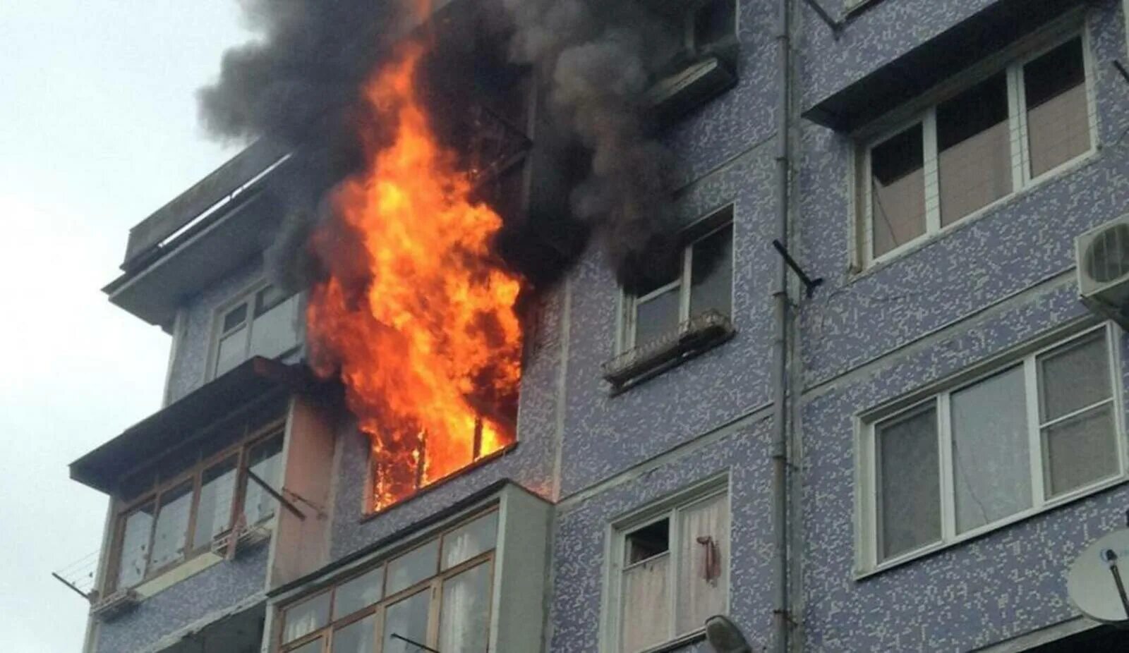 Горит квартира. Горящий дом. Пожар в многоквартирном доме. Возгорание в квартире. Пожар в квартире многоэтажном доме.