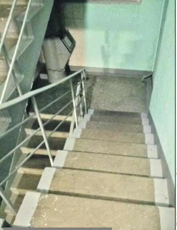 В третьем подъезде с краю