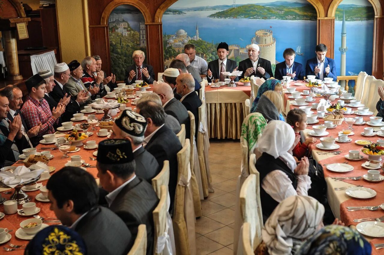 бабушка рада приезду внучек фото. мусульманское застолье курбан байрам. дастархан. татарские поминки обычаи. поминки у казахов.