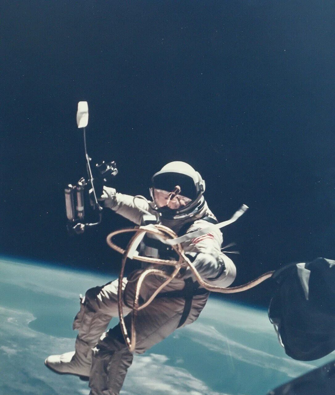 Космонавт Леонов в открытом космосе. Первый выход в космос Леонова.