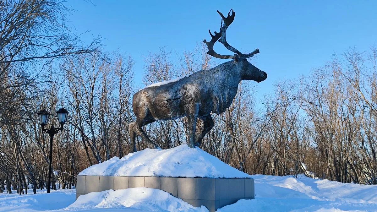 Олень салехард скульптура. Скульптура северный олень. Монумент полярный круг салехард. Олень город осинники статуя. Памятник северному оленю салехард.