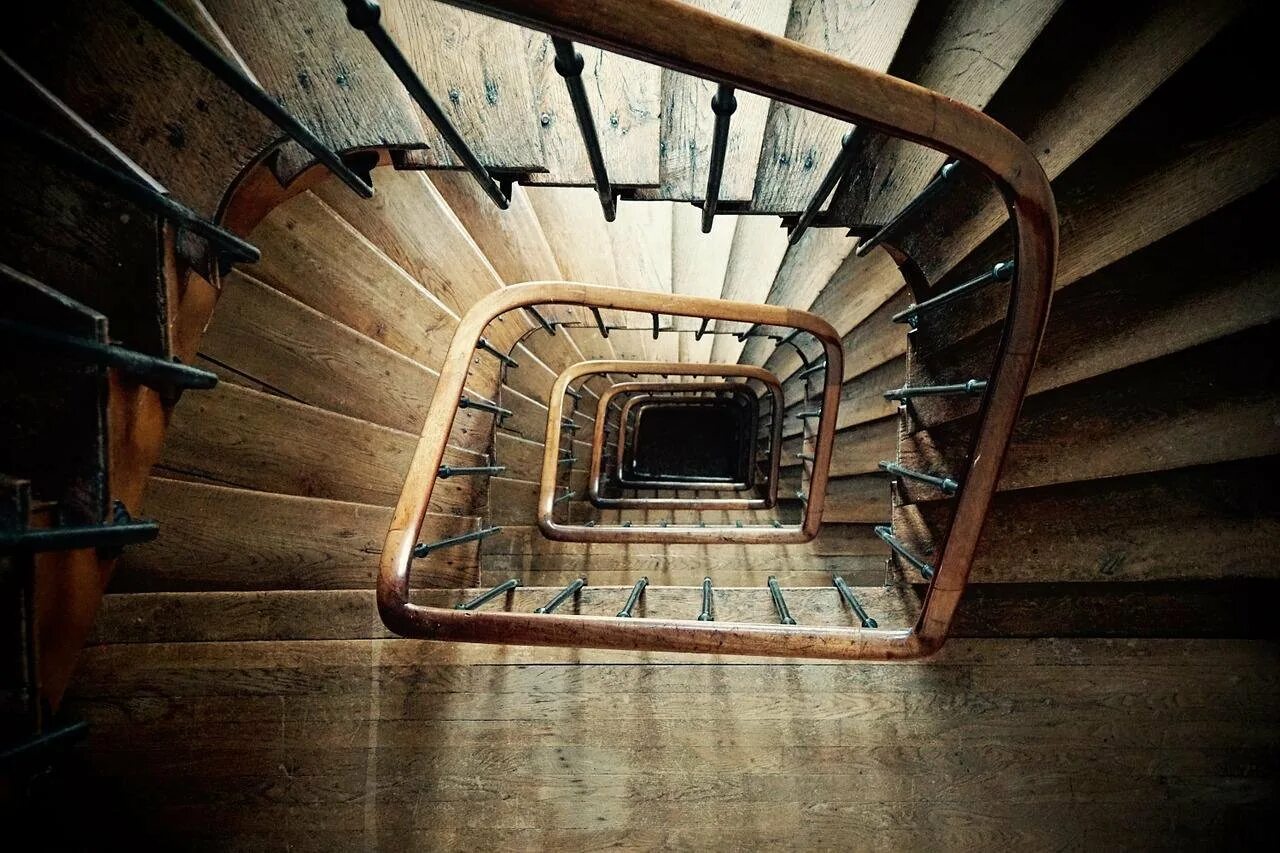 Эффект ступеньки. Винтовая лестница МЭИ Лефортово. Винтовая лестница часовни Лоретто. Квадратная винтовая лестница. Винтовая лестница вид сверху.