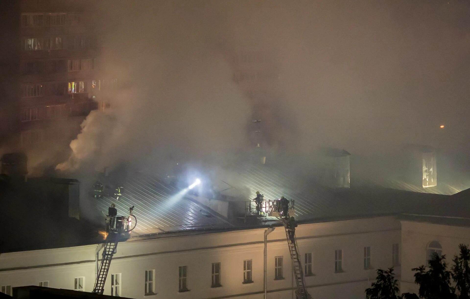 Сгорело общежитие. Пожар в Москве на Комсомольском проспекте. Пожар в общежитии в Москве. Общежитие РУДН В Москве пожар. Пожар в военном университете в Москве.