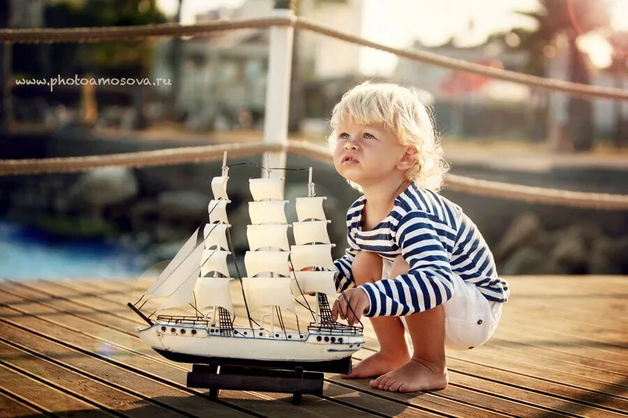 корабль детский. кораблик малыш. мальчик с корабликом. дети запускают кораблики. игровая тактильная панель кораблик.