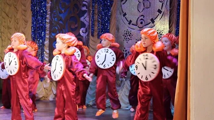 танцевальный костюм часики. новогодний танец часики в детском саду. костюм минуток в детском саду. костюм для детского танца часики. танец часики.