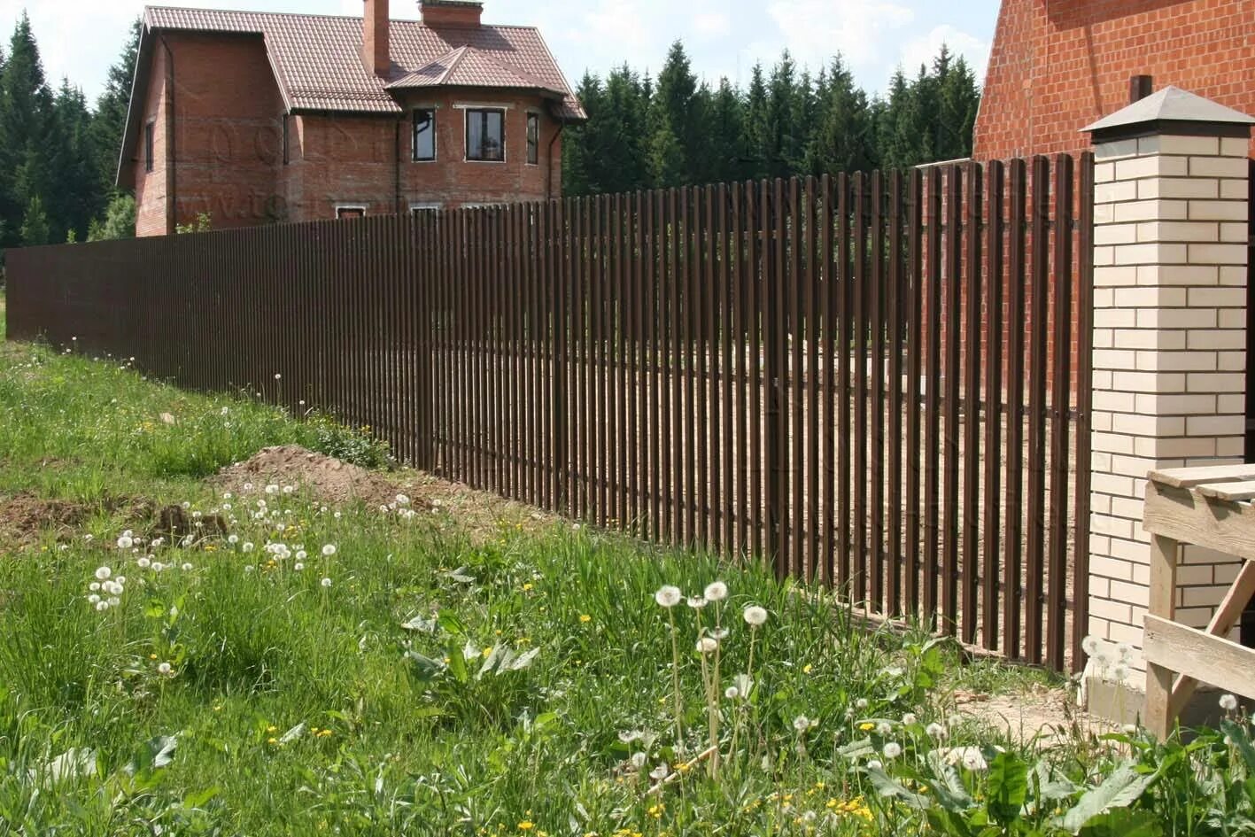 Какой забор можно ижс. Забор на дачном участке. забор на загородном участке. забор между участками. забор между дачными участками.
