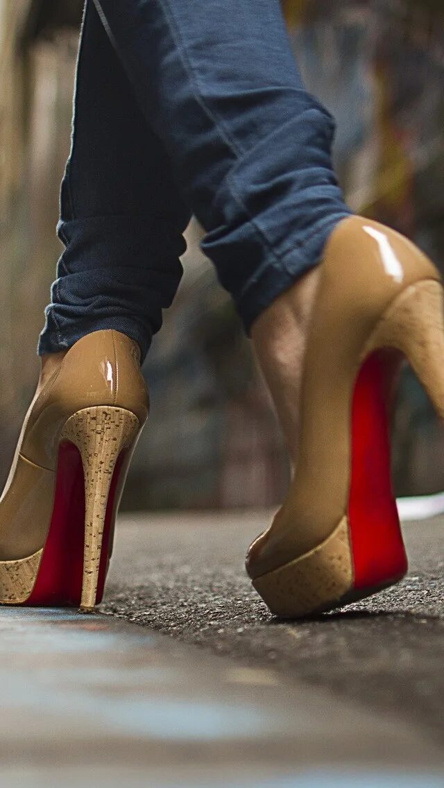 High heels blonde. Christian louboutin hot chick 130. Туфли на высоком каблуке. Ноги в туфлях.