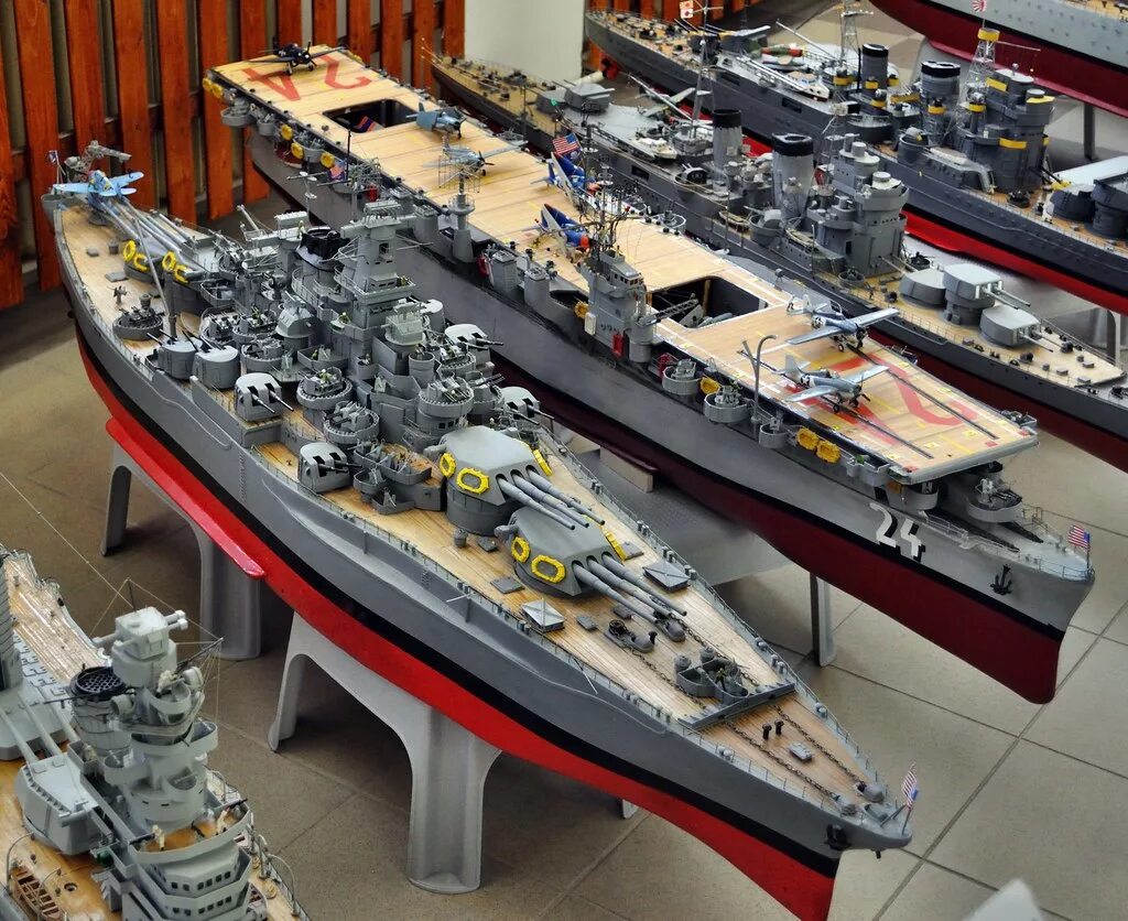 Верфь полтава. Линкор саут дакота 1942. Орудие калибр линкора ямато. Модель линкора парижская коммуна. Корабль ленин линкор.