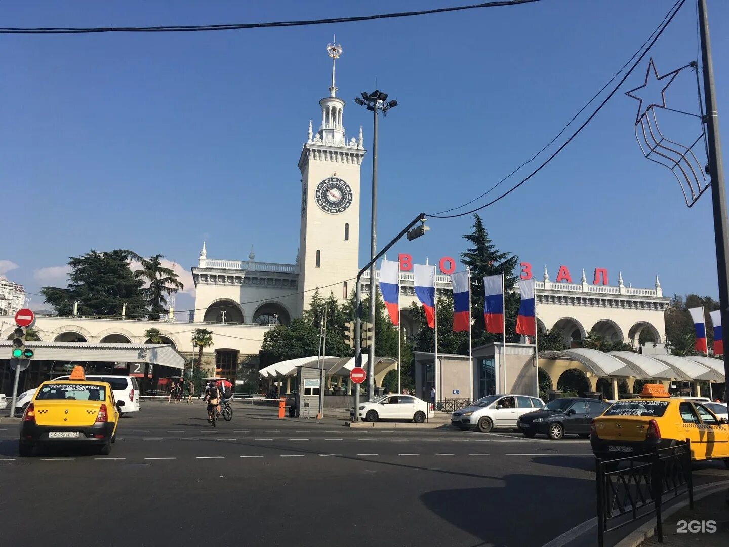 Номер жд вокзала сочи. Вокзал в сочи душкина. Сочинский вокзал в 2000. Железнодорожный вокзал сочи. Ж/д вокзал сочи.