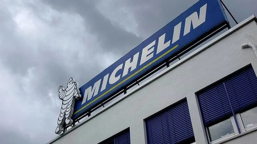 Направления вращения шины мишлен. Шиномонтаж michelin. Mishlene шины logo. Завод мишлен. Страны производители шин мишлен.