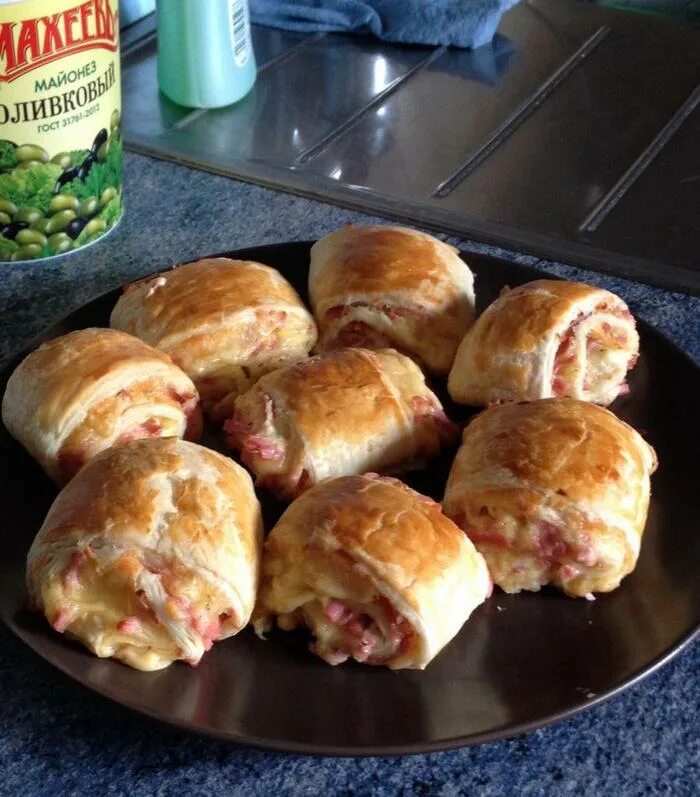 Релетикииз слоеного теста. Рулетики из слоеного теста с колбасой и сыром. Рулет из слоёного теста с колбасой и сыром в духовке. Колбаса рулет. Рулет с колбасой и сыром.