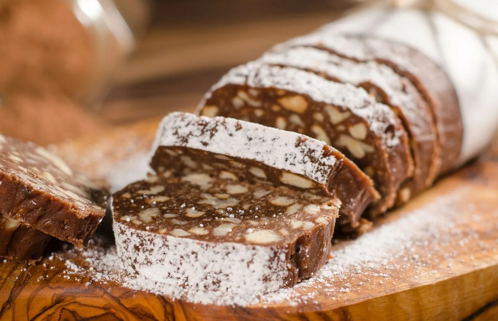 творожная сладость с шоколадом и сгущенкой. колбаска из печенья. ладуая уолбаса из печеетя. шоколадная колбаса.