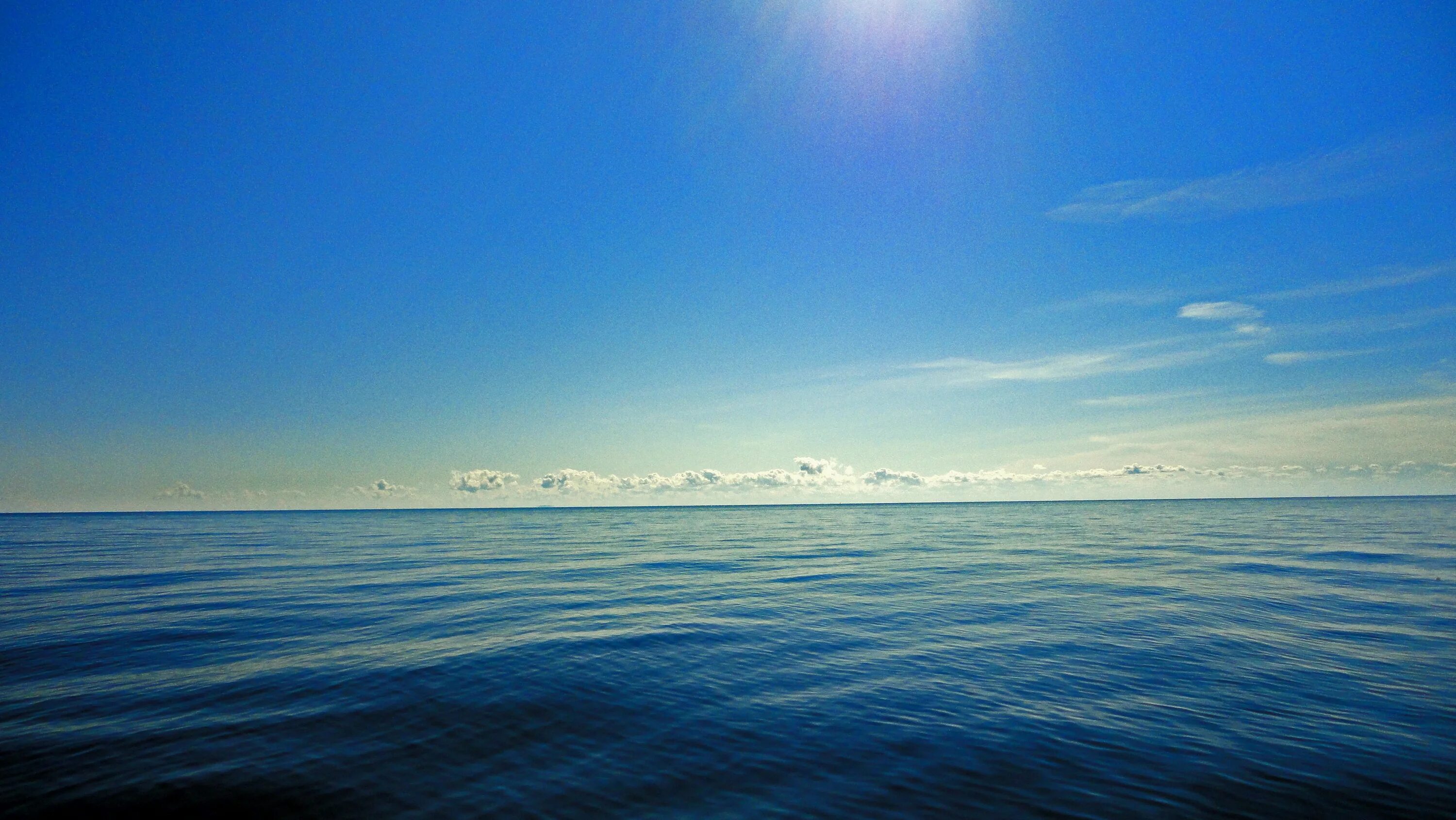 Открытое море сочи. Море Горизонт. Линия горизонта на море. Ровный океан. Северное море Горизонт.