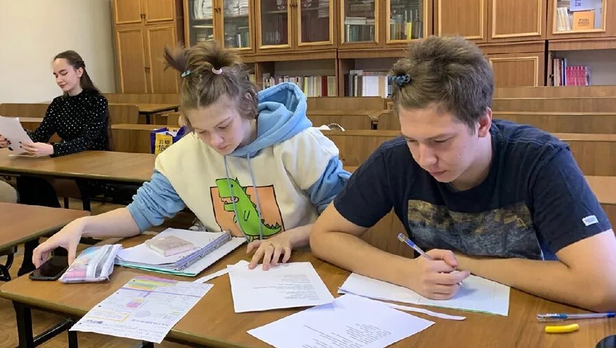 Репортаж про детство родителей. Занятия в школах челябинска 12 декабря. На занятия сентябре в школе. Ученицы 6 классов запретные. Подростки в школе.