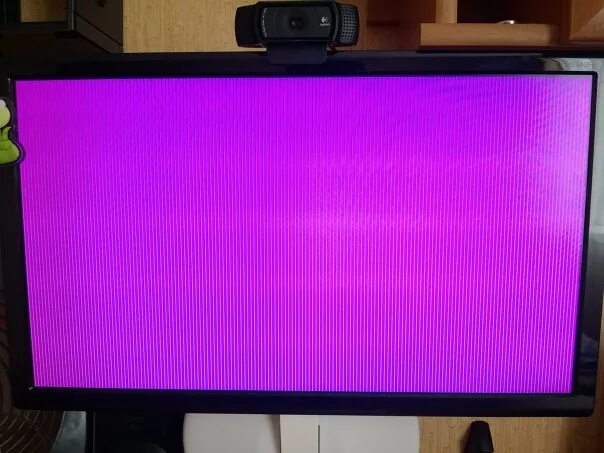 Сделай горизонтальный экран. Фиолетовый телевизор. Фиолетовый экран телевизора. Розовые полосы на мониторе. У телевизора розовый экран.