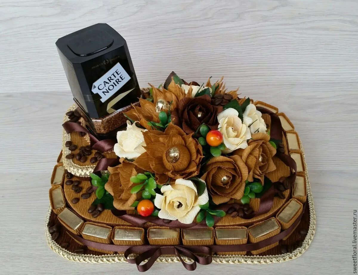 Кофе и конфеты в подарок. Букет из кофе и конфет для мужчины. подарок из кофе и конфет мужчине. торт из кофе подарок. торт из кофе и конфет.