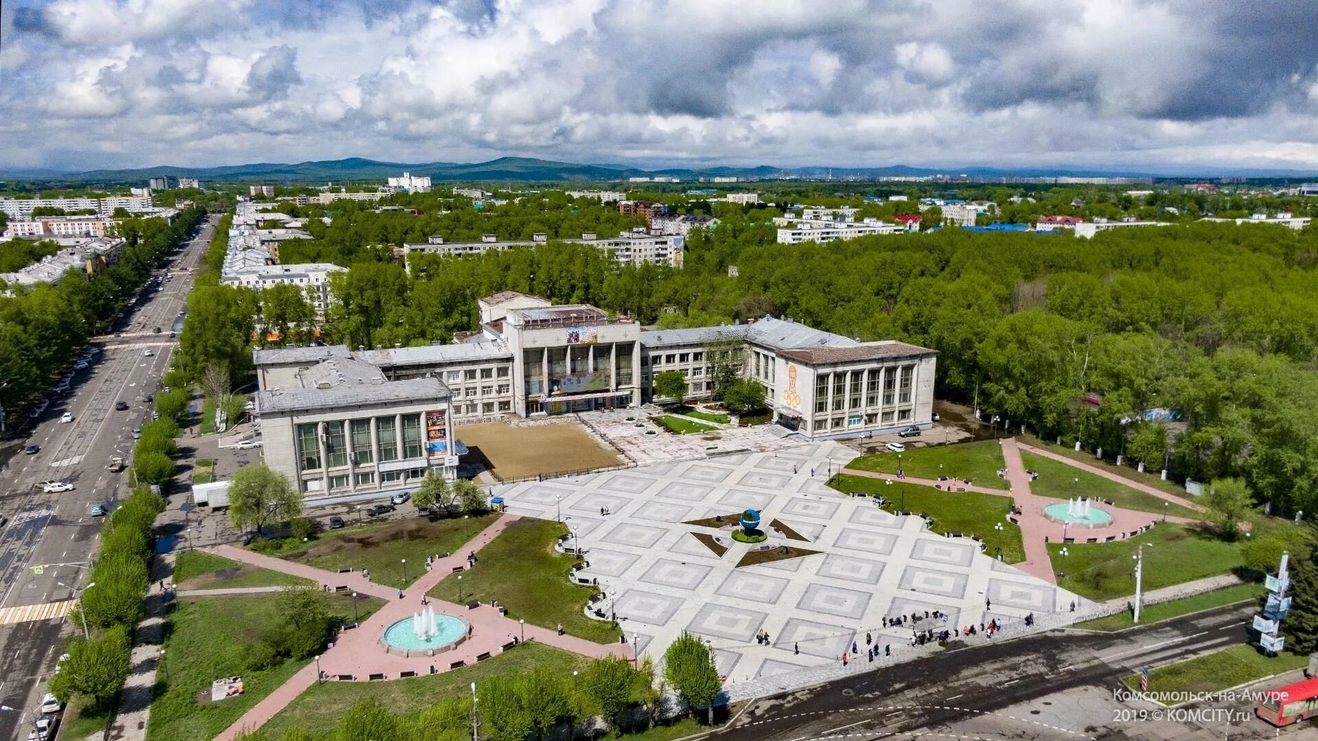 Площадь юности Комсомольск-на-Амуре. Площадь драмтеатра Комсомольск-на-Амуре. ЗЛК Комсомольск на Амуре. Площадь города Комсомольск на Амуре. Центр края на амуре