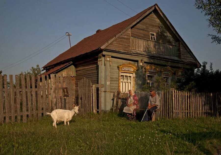Жизнь в деревне молодым. Бабушка в деревне. деревенский дом с хозяйством. жизнь в деревне. домик в деревне бабушка.