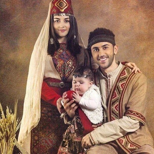 Традиционная армянская семья. Семь армян. Армянская семья современная. Армянская национальная одежда. Традиционная армянская семья.