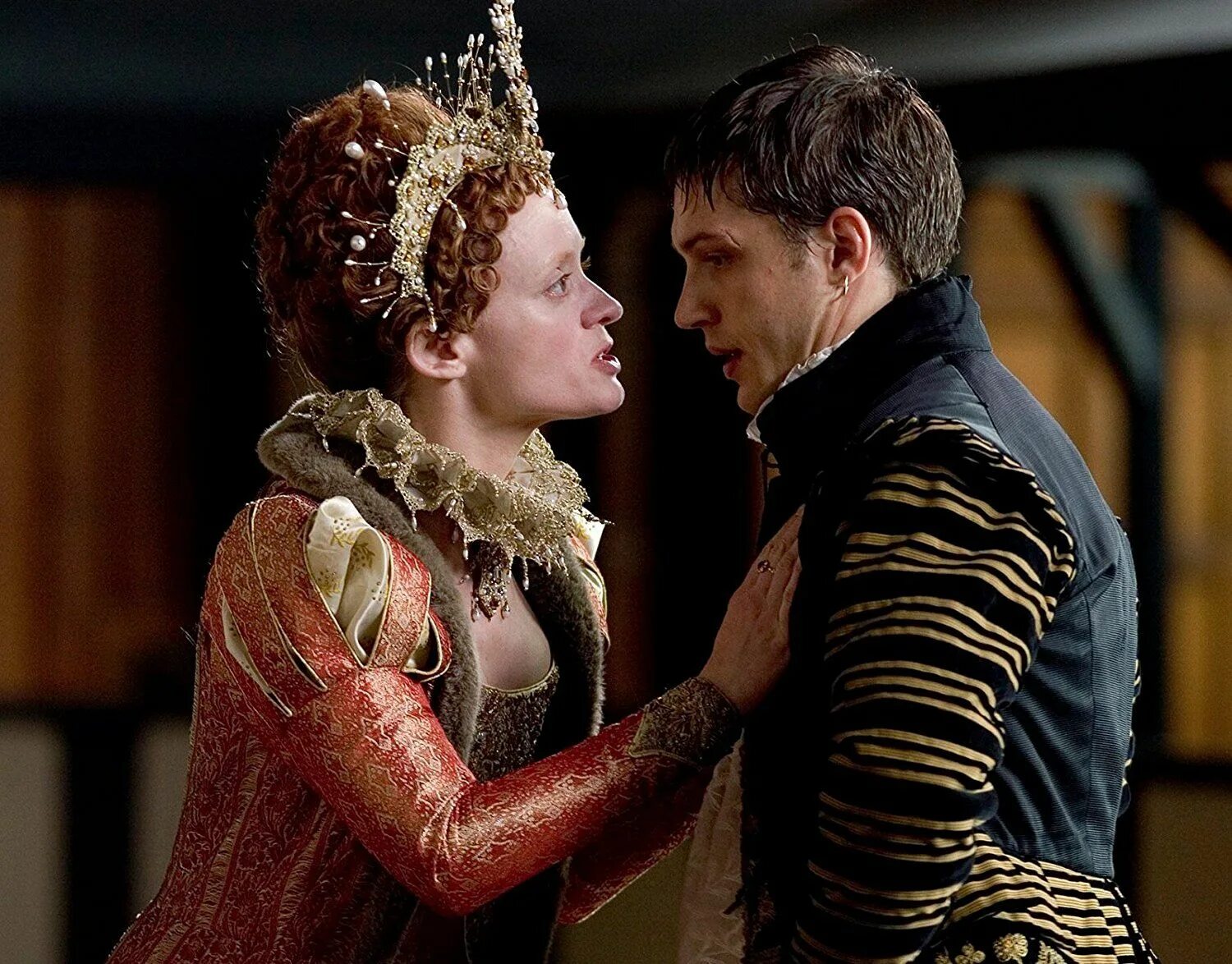 Он любит королеву. Он любит королеву