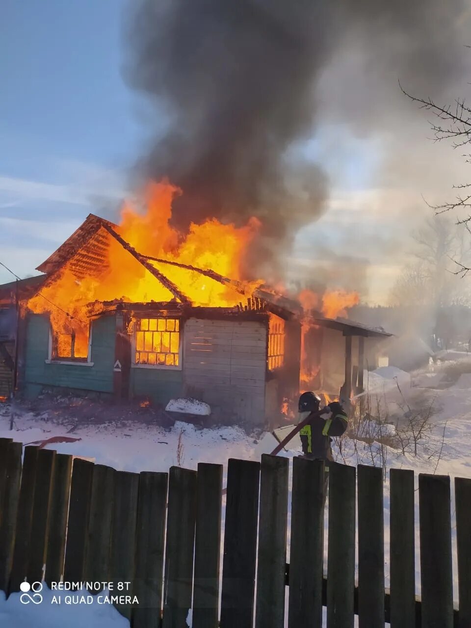 Пожар с Головино Петушинского района. Дом горит. Пожар в деревне. Сгоревший дом.