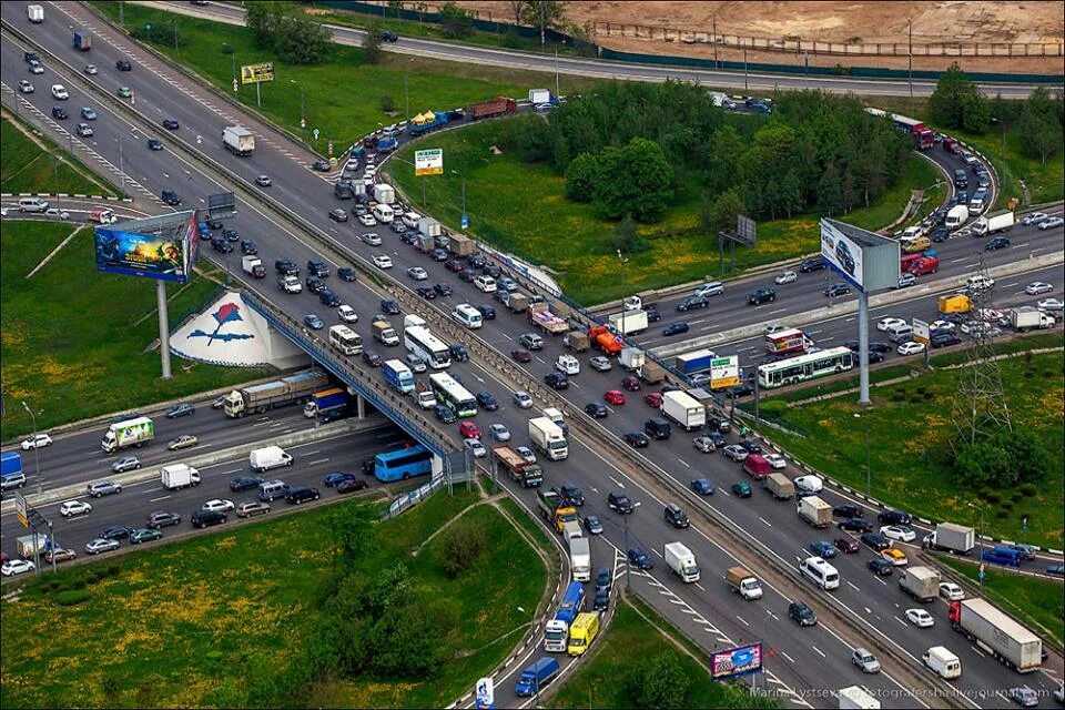 Земля мкад. Московская Кольцевая автомобильная дорога (МКАД). Щелковское шоссе вид сверху. МКАД развязка в пробке. Дороги Москвы.