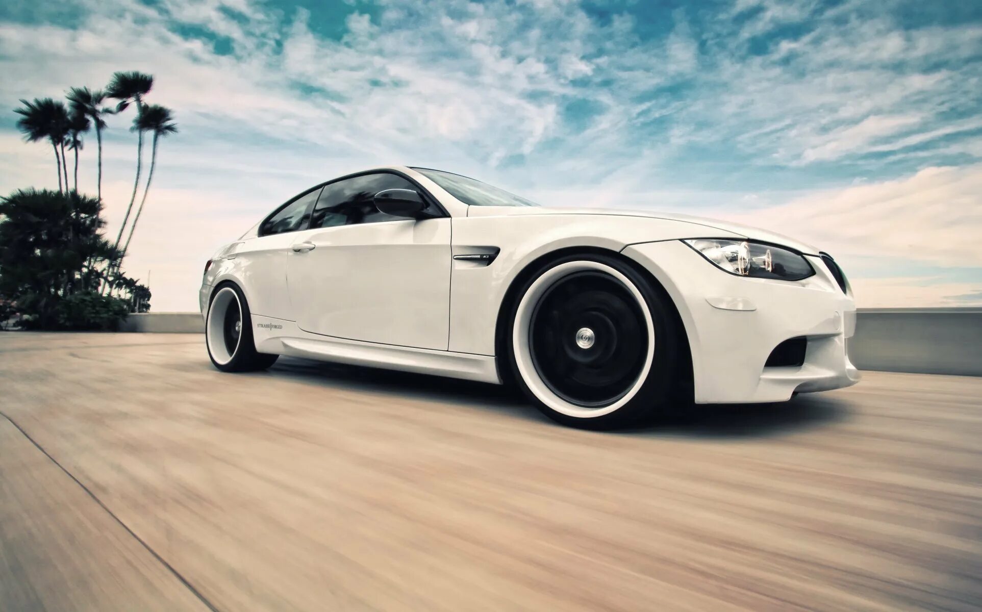 B o car. BMW m3 белая. BMW m3 e92 White. BMW m5 White. BMW e92 1600x900.