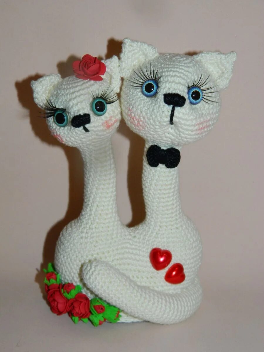 Вязаный котенок. Вязаные игрушки кошечки. Вяжем кошечку крючком. Вязаные игрушки кошки. Вязаная игрушка кот.