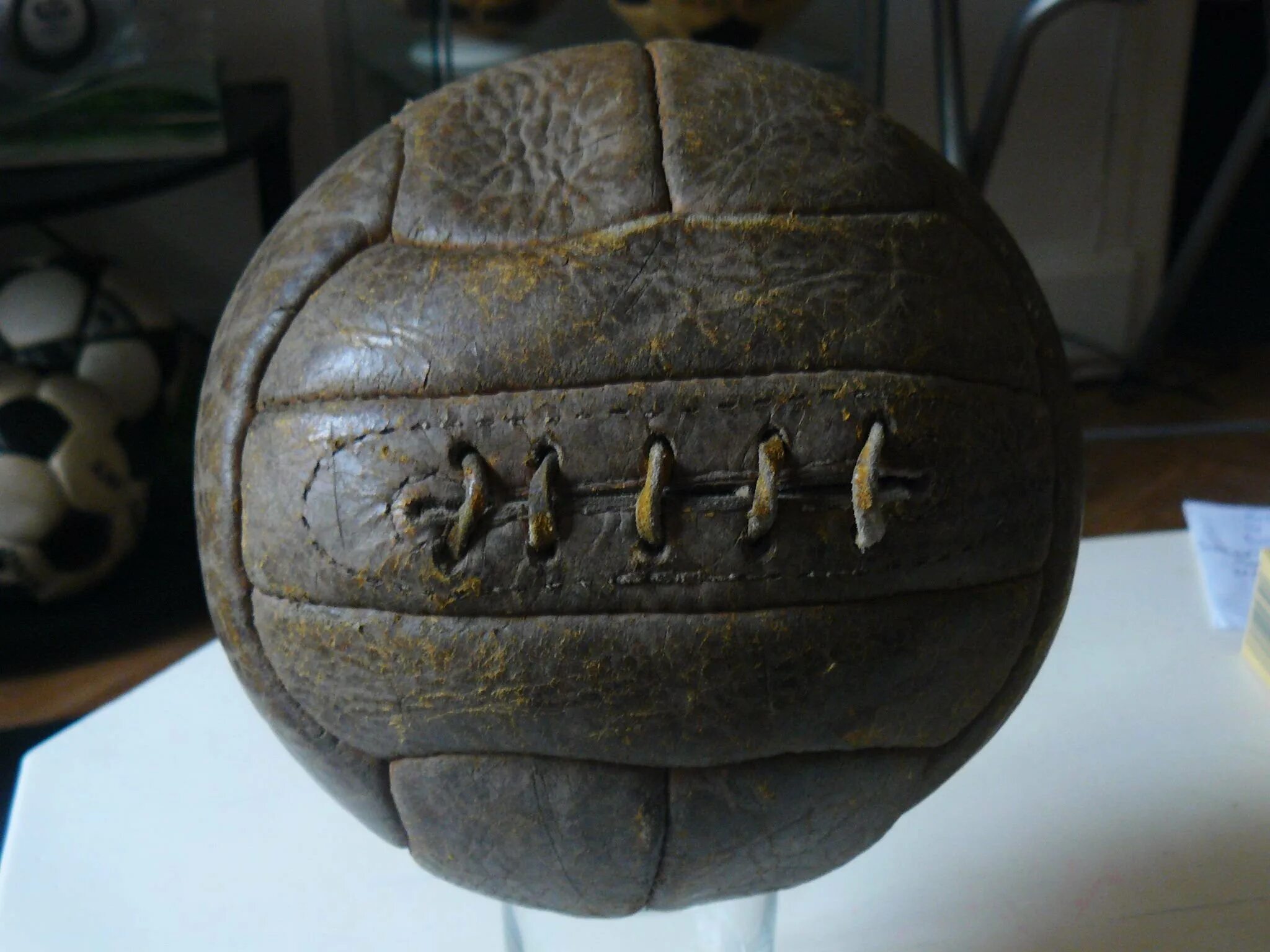 1 мяч в мире. Первый волейбольный мяч 1897. Первый мяч для волейбола. Старый мяч. Старый футбольный мяч.