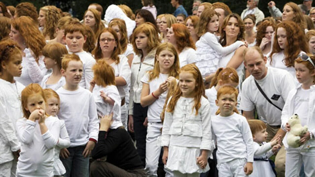 фестиваль рыжих в ирландии 2022. много рыжих. парад рыжих в ирландии. рыжеволосые ирландцы. праздник рыжих.